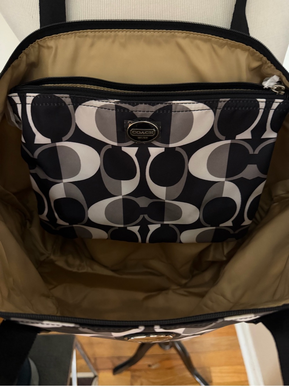 Coach Black, White & Gray Signature Pattern Tote with detachable makeup case! - Picture 10 of 13
